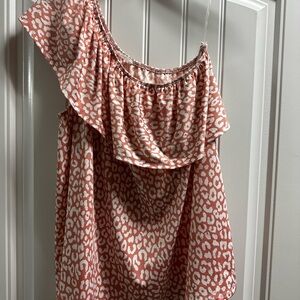 Chic Soul One-Shoulder Ruffle Tunic in pinky Mauve and White Leopard